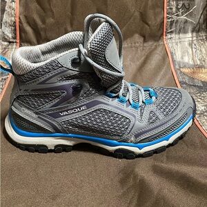 Women’s vasque hiking boot with gore-tex size 6.5 in like new condition